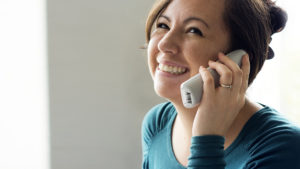 Femme heureuse demandant une portabilité de téléphone fixe